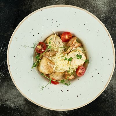 Салат Цезарь с курицей в Арт по цене 420 ₽