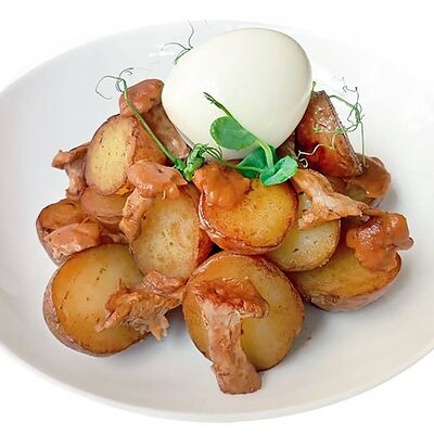 Мини-картофель с лисичками и яйцом пашот в Золотая вобла по цене 880 ₽