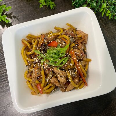 Wok с цыпленком в перечном соусе в Cуши ели по цене 540 ₽