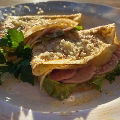 Блины с ветчиной и сыром в Кофе-Тюр по цене 445 ₽