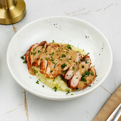 Бедро цыпленка с картофельным пюре и грибами в Рестобар по цене 850 ₽