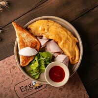 Омлет скрембл с ветчиной и томатами в EGG Sandvich & pasta bar