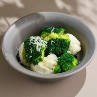 Брокколи и цветная капуста с пармезаном в Двор Помидор