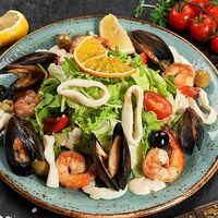 Теплый салат с морепродуктами в Cernovar