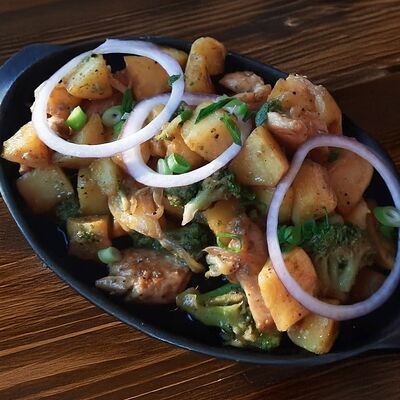 Сковородка с курицей и брокколи в Rezept по цене 870 ₽