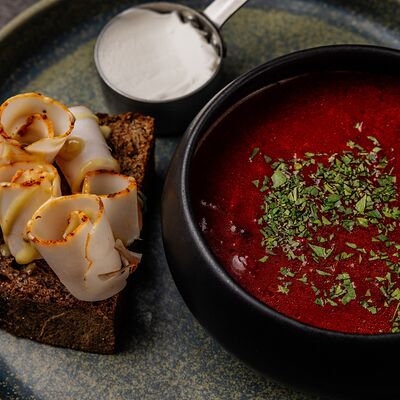 Папин борщ с говядиной, салом и домашней сметаной в Cruise по цене 660 ₽