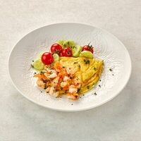 Омлет с креветками и помидорами черри в Пармезан