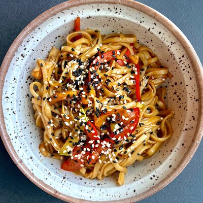 Wok с курицей в Кунжут по цене 525 ₽