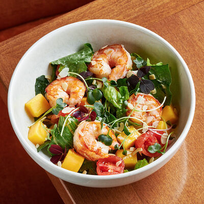 Тигровые креветки с черри и миксом зелени с манго и лепестками арахиса в Булгаков по цене 790 ₽