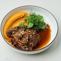 Оссобуко с кремом из батата в Noisy Bar & Kitchen