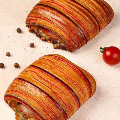 Слойка с ветчиной, вяленными томатами и сыром Чеддер в Круассан-кафе по цене 300 ₽