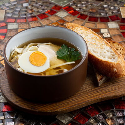 Куриный бульон с домашней лапшой в Хлеб Насущный по цене 540 ₽