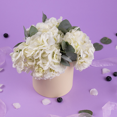 Букет цветов из пышных гортензий в шляпной коробке в Пышно Расцвели по цене 2500 ₽