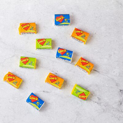 Жевательная резинка Love is в Хлебное место по цене 17 ₽