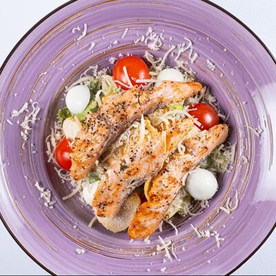 Салат Цезарь с лососемв Тальятелло по цене 920 ₽