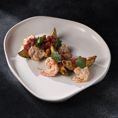 Авокадо гриль с креветками и томатной сальсойв Everest continental по цене 1600 ₽