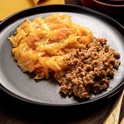 Тушеная капуста с мясным фаршем в Папины блины по цене 396 ₽