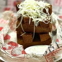 Гренки чесночные с пармезаном и белым соусом в Эдем