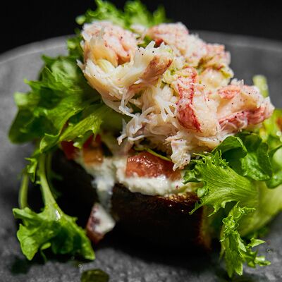 Бриошь с крабом, страчателлой и томатами в Великий Goodwine по цене 790 ₽