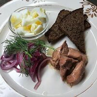 Печень трески с маринованным луком и яйцом в Катюша Katyusha