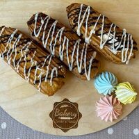 Эклер в шоколадной глазури в Bakery