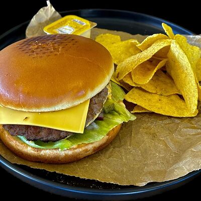 Четкий чизбургер с чипсами начос в Rigatoni по цене 619 ₽