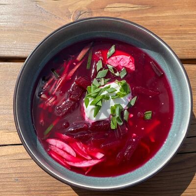 Холодный борщ с говядиной в Sofa&par по цене 310 ₽