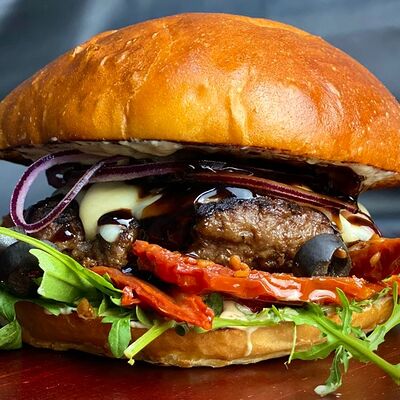 Бургер с вялеными томатами и творожным сыром в Papa Hop по цене 580 ₽