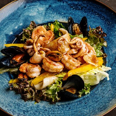 Тёплый салат с морепродуктами с заправкой из оливкового масла и устричного соуса в Пряности по цене 1250 ₽