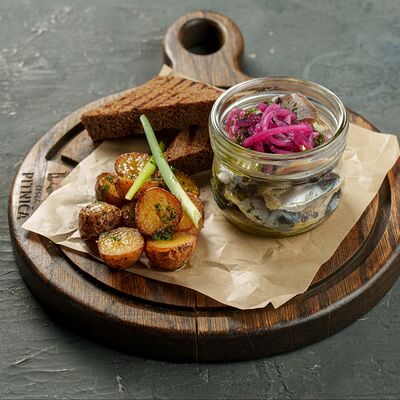 Скумбрия слабосоленая с красным луком и беби картофелем в Pitnica по цене 505 ₽