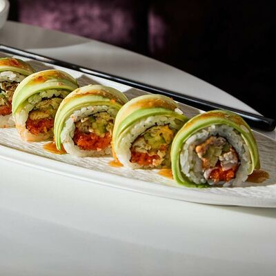 Ролл зеленый дракон с угрем в Качуко по цене 550 ₽