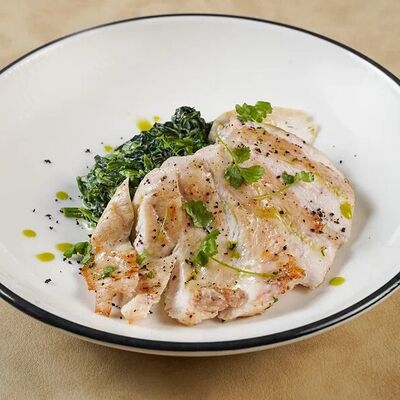 Цыпленок в сливках с томленым шпинатом в Компот по цене 590 ₽