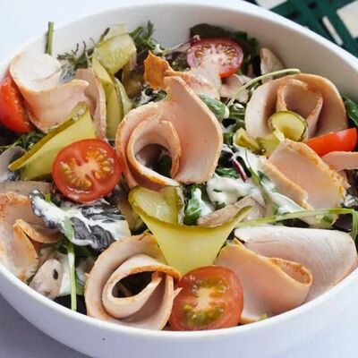 Салат с курицей, жареными грибами и сливочно-пряной заправкой в BUENO cafe по цене 780 ₽