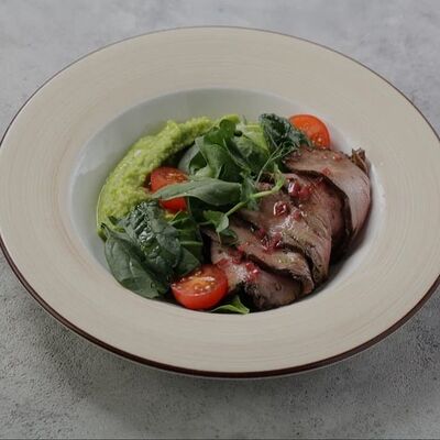 Салат с ростбифом и гуакамоле в Time to Coffee по цене 890 ₽