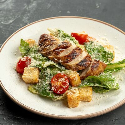 Цезарь с курицей гриль, салатом романо и пармезаном в Pitnica по цене 580 ₽