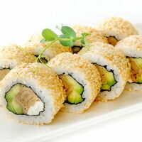 Ролл с омлетом и кунжутом в Fusion Sushi