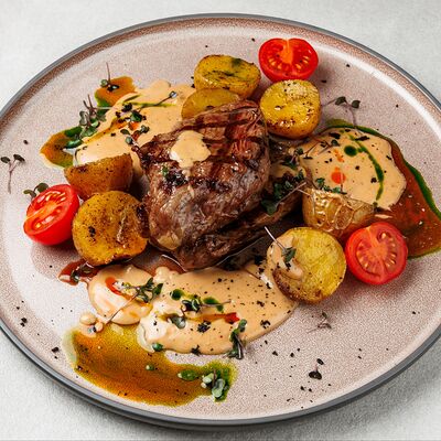 Медальоны из фермерской говядины с перечным соусом в Si M patio по цене 1650 ₽