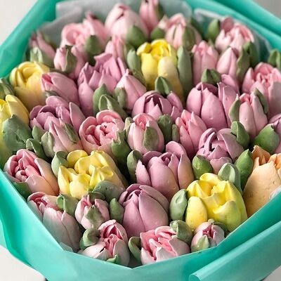 Зефирные тюльпаны розово-желтые в Fujibox по цене 2600 ₽