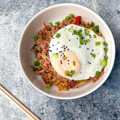 Рис с беконом, кимчи и яйцом в Food market skolkovo по цене 540 ₽