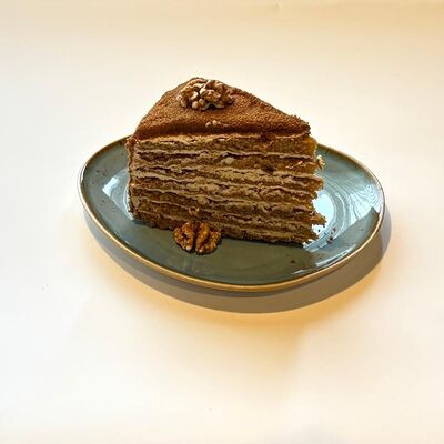 Медовик в Room-cafe по цене 480 ₽