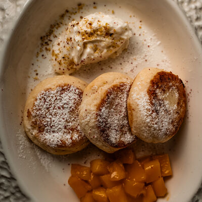 Сырники с кокосовым кремом и манго 180гр в Polla Vina по цене 435 ₽