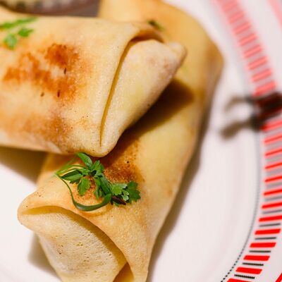 Блины с мясом и сметанойв Тарелочки по цене 790 ₽