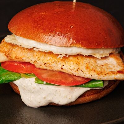 РогБургер Цезарь с курицей в Rogulevs Burgers по цене 640 ₽