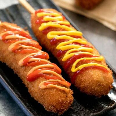Корн Дог с сосиской 1 шт. в Momo Chicken Korean по цене 431 ₽