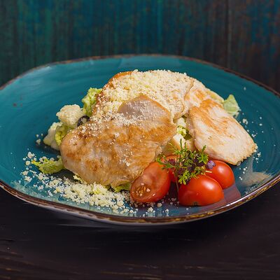 Цезарь с филе цыпленка в Длинный нос по цене 650 ₽