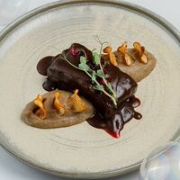 Копченая говяжья грудинка с кремом из топинамбура и соусом из копченой грушив Лебовски Пицца и Боулинг