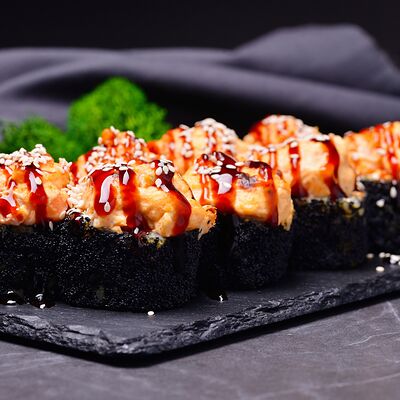 Запеченный ролл с угрем в Суши Хаус по цене 965 ₽