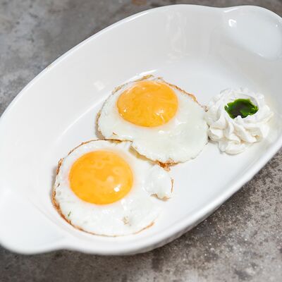 Глазунья из 2-х яиц с крем-чизом, тартином и зеленым маслом в ЗоЗо по цене 155 ₽