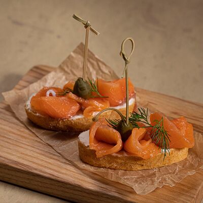 Мини-брускетты с копченым лососем и козьим сыром в Fino по цене 560 ₽