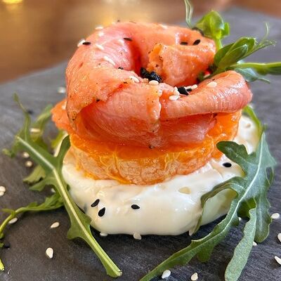 Копченый лосось на сырной подушке в Вкусснов по цене 870 ₽